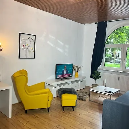 Casa Luna 6 Min Hbf , Erdgeschosswohnung ,altbau شقة