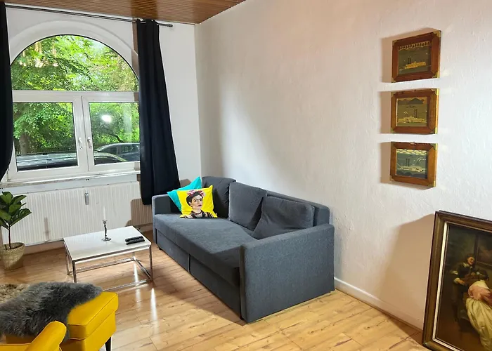 Casa Luna 6 Min Hbf , Erdgeschosswohnung ,altbau * 杜伊斯堡